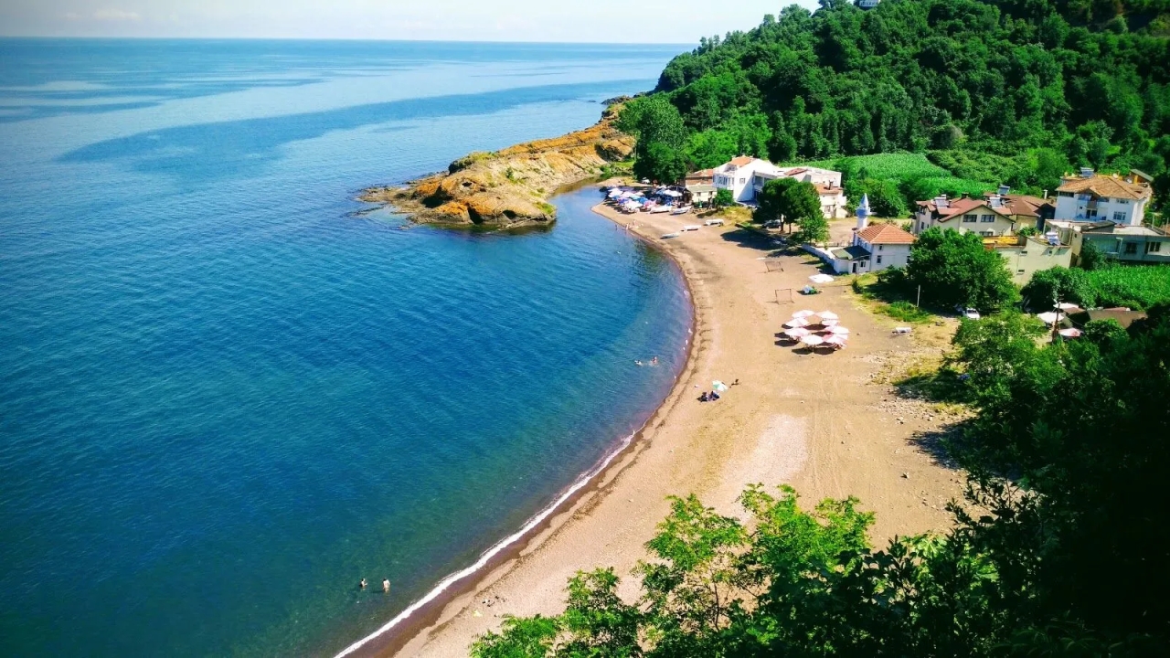Turkuaz denizi ve altın kumuyla Belicesu Plajı tatilcileri mest ediyor